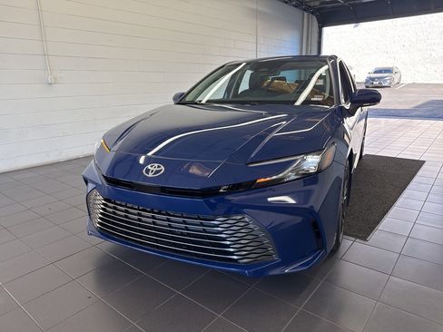 Used 2026 Toyota Camry XLE image 3