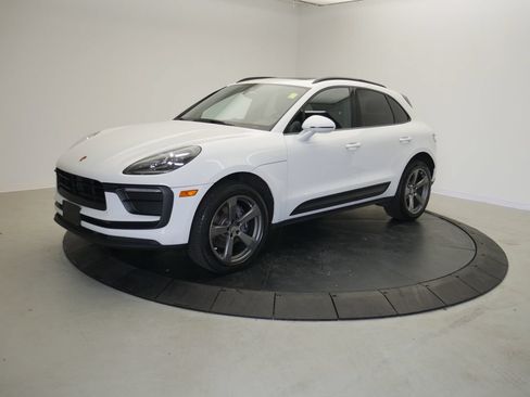 Certified 2023 Porsche Macan AWD/4WD image 1