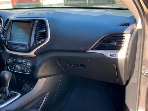 Used 2015 Jeep Cherokee Latitude FWD image 18
