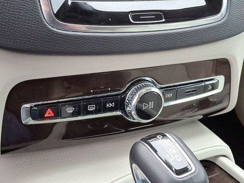 Used 2017 Volvo XC90 T6 Momentum w/ Vision Package image 18