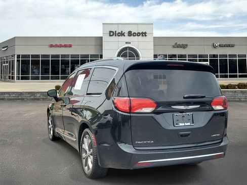 Used 2019 Chrysler Pacifica Limited w/ Tire & Wheel Group FWD image 3