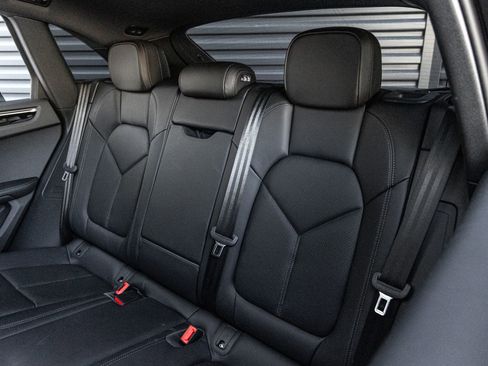 Certified 2025 Porsche Macan AWD/4WD image 24