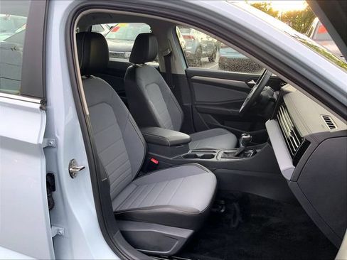 Certified 2025 Volkswagen Jetta SE FWD image 17