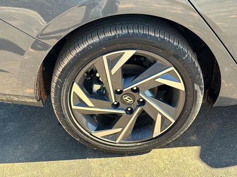 New 2025 Hyundai Elantra SEL image 17
