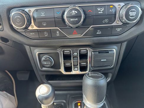 New 2025 Jeep Gladiator Sport image 26