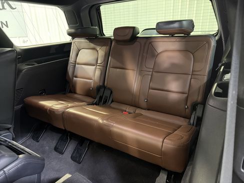 Used 2023 Lincoln Navigator Reserve image 13