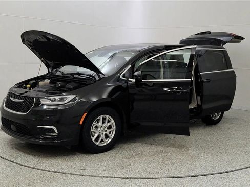 Used 2024 Chrysler Pacifica Touring-L image 10