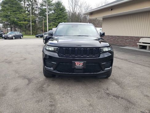 Used 2023 Jeep Grand Cherokee Altitude AWD/4WD image 2