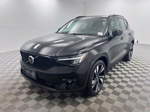 Certified 2023 Volvo XC40 B5 Plus w/ Driver Assist Package AWD/4WD image 2