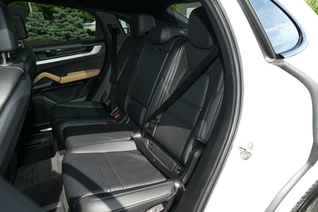 Certified 2024 Porsche Cayenne Coupe AWD/4WD image 32