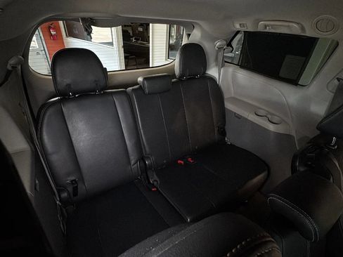 Used 2014 Toyota Sienna SE FWD image 23