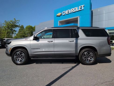 Used 2025 Chevrolet Suburban Z71 AWD/4WD image 9
