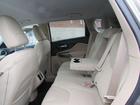 Used 2019 Jeep Cherokee Latitude w/ Cold Weather Group image 27