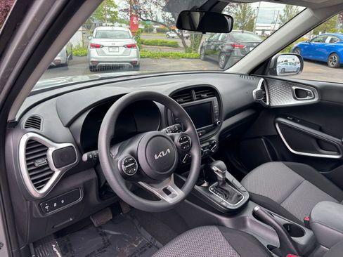 Used 2025 Kia Soul LX w/ LX Technology Package FWD image 32