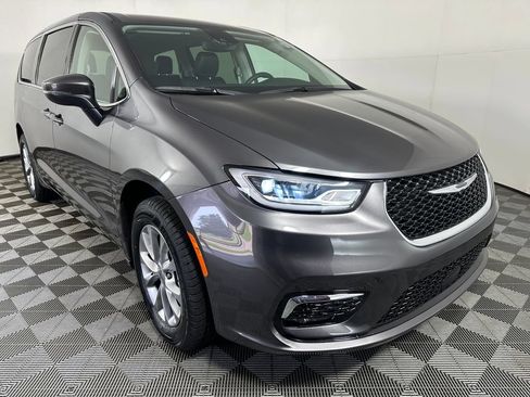 Used 2023 Chrysler Pacifica Touring-L AWD/4WD image 8