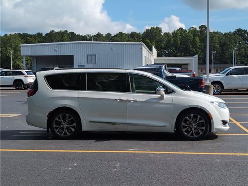 Used 2018 Chrysler Pacifica Limited FWD image 8