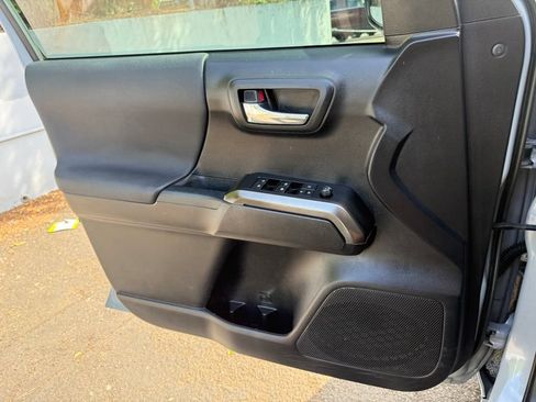 Used 2019 Toyota Tacoma TRD Off-Road w/ Technology Package AWD/4WD image 21