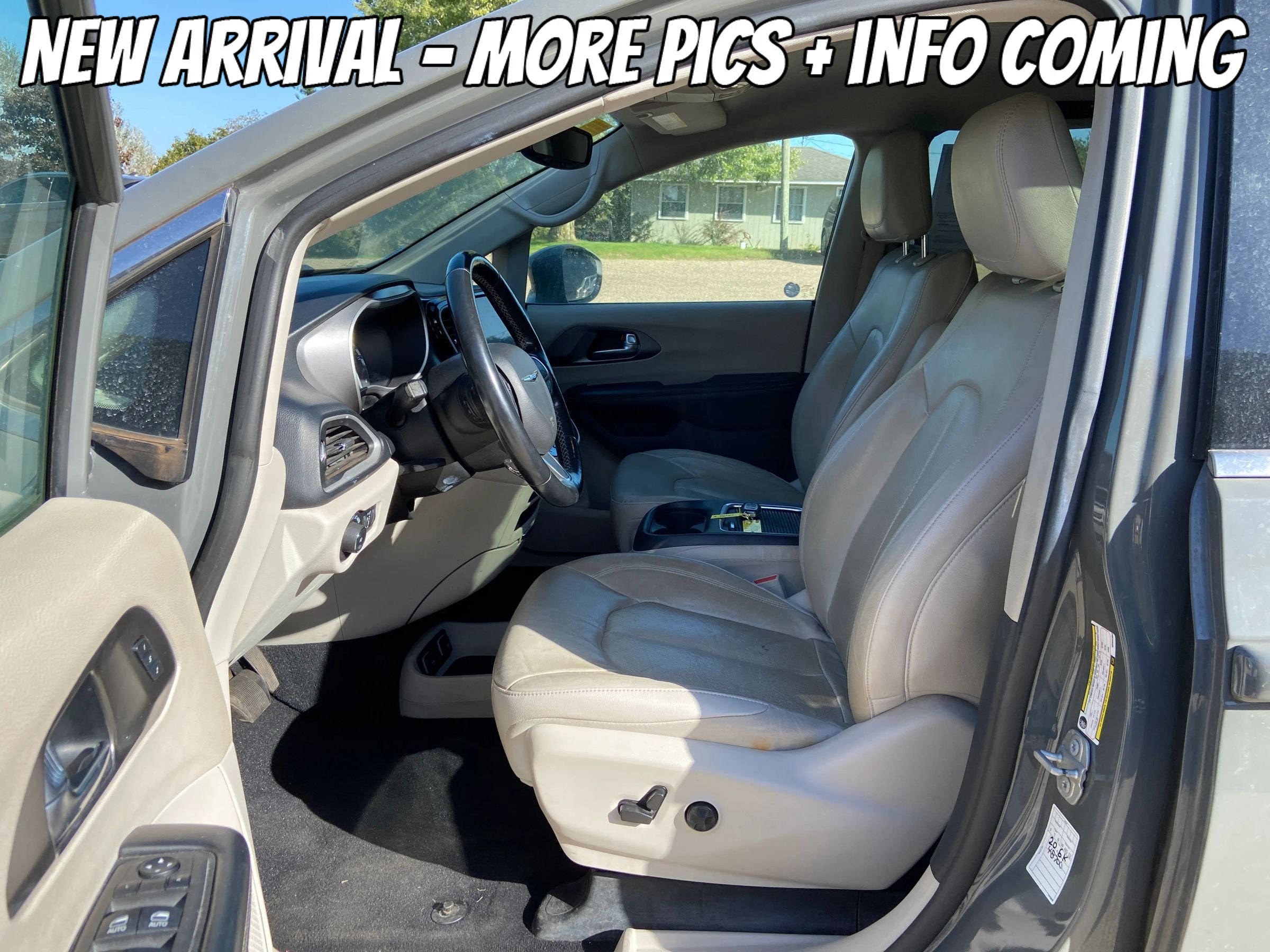 Used 2021 Chrysler Pacifica Touring-L FWD image 3
