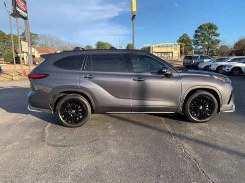 Used 2023 Toyota Highlander XSE image 4