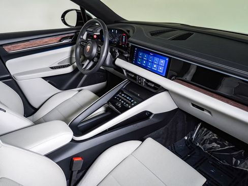 Certified 2025 Porsche Macan 4S Electric AWD/4WD image 14
