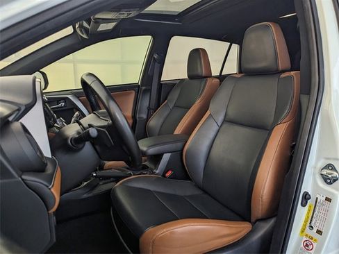 Used 2018 Toyota RAV4 SE image 5