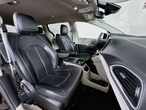 Used 2024 Chrysler Pacifica Touring-L FWD image 28