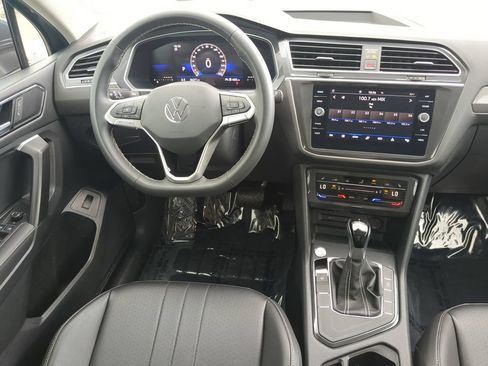 Certified 2024 Volkswagen Tiguan SE w/ Panoramic Sunroof Package FWD image 15