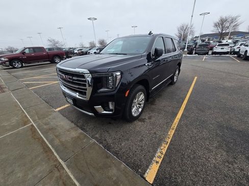 Used 2022 GMC Yukon SLT w/ SLT Premium Package image 3