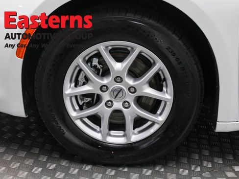 Used 2023 Chrysler Voyager LX image 32