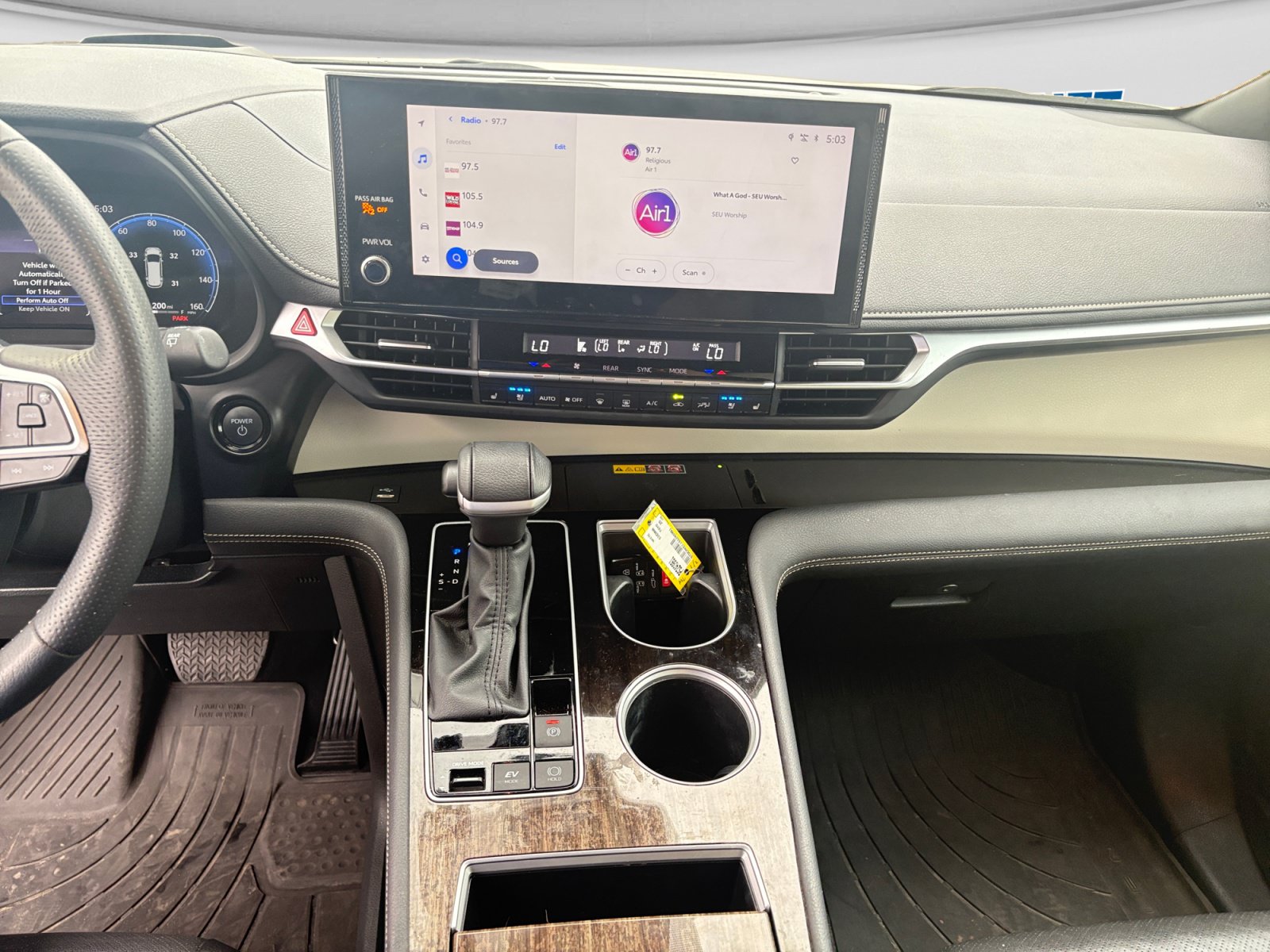 Used 2025 Toyota Sienna Platinum FWD image 18