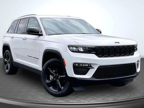 Used 2024 Jeep Grand Cherokee Limited w/ Black Appearance Package AWD/4WD image 13