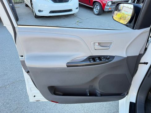 Used 2019 Toyota Sienna L w/ Carpet Mat Package image 11