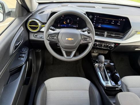 Used 2025 Chevrolet Trax LT FWD image 25