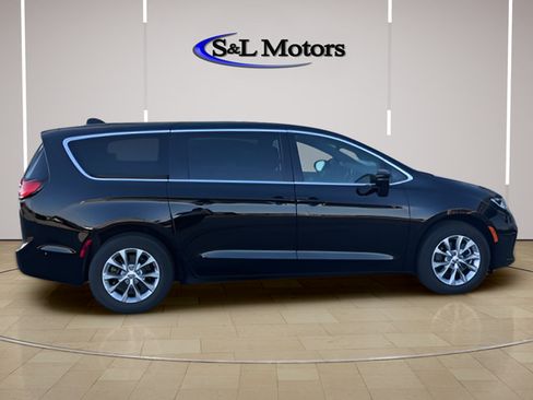 Used 2025 Chrysler Pacifica Select AWD/4WD image 8