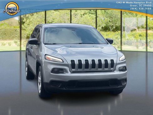 Used 2016 Jeep Cherokee Sport FWD image 5