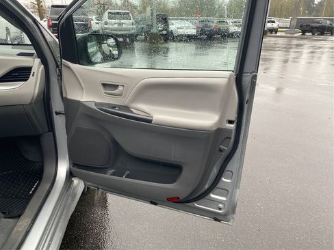 Used 2020 Toyota Sienna L image 20