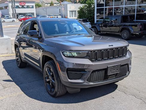 Used 2023 Jeep Grand Cherokee Altitude AWD/4WD image 4