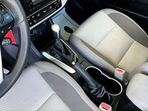 Used 2017 Toyota Corolla LE FWD image 15