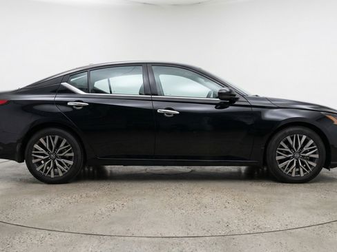 Used 2025 Nissan Altima 2.5 SV FWD image 11