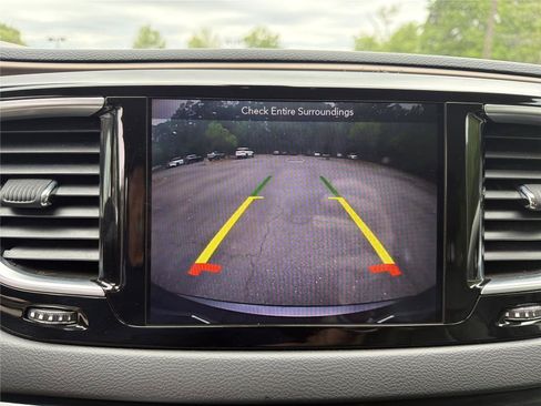 Used 2018 Chrysler Pacifica Touring-L Plus FWD image 4