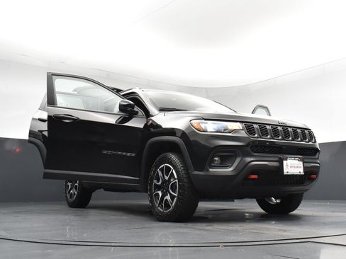 Used 2024 Jeep Compass Trailhawk AWD/4WD image 31