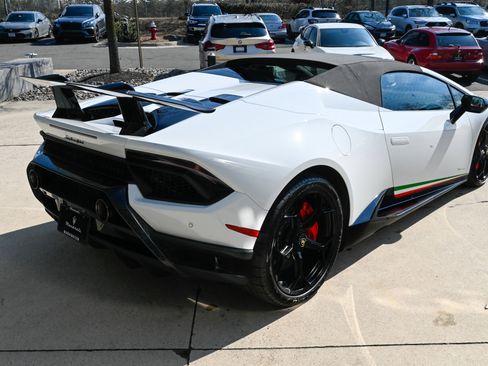 Used 2018 Lamborghini Huracan Performante image 10