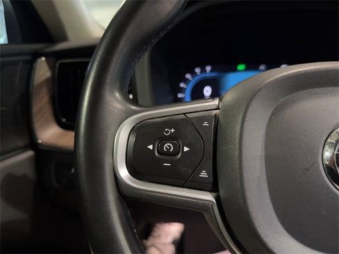 Used 2022 Volvo XC60 B5 Momentum image 18