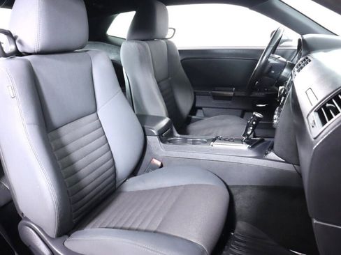 Used 2011 Dodge Challenger SE image 29