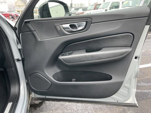 Used 2025 Volvo XC60 B5 Plus image 10