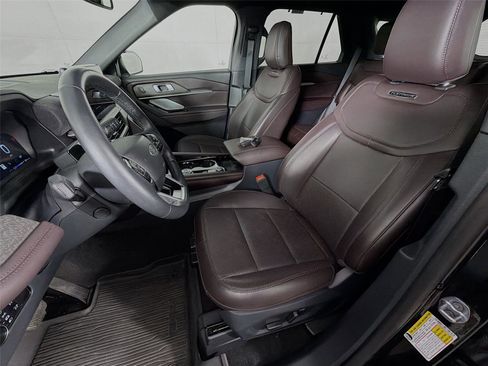 Used 2025 Ford Explorer Platinum AWD/4WD image 2