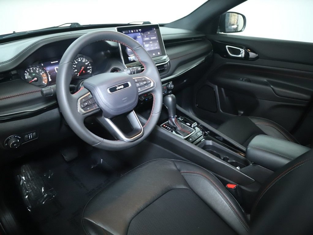 Used 2025 Jeep Compass Trailhawk AWD/4WD image 19