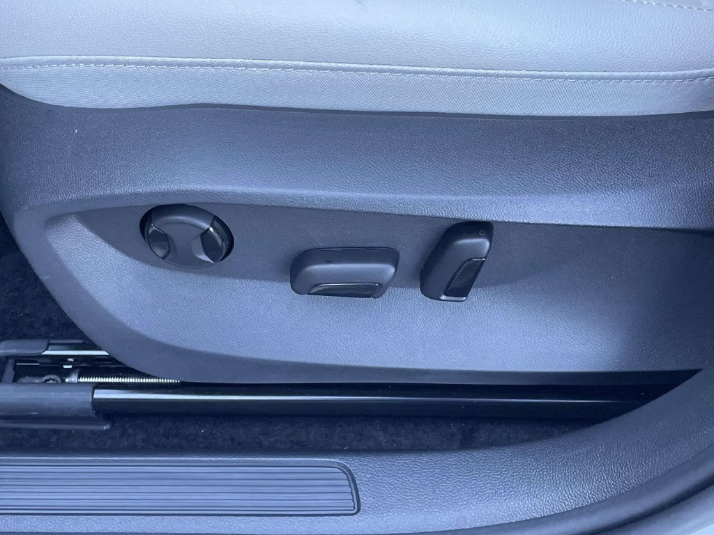 Certified 2026 Volkswagen Taos SE FWD image 17