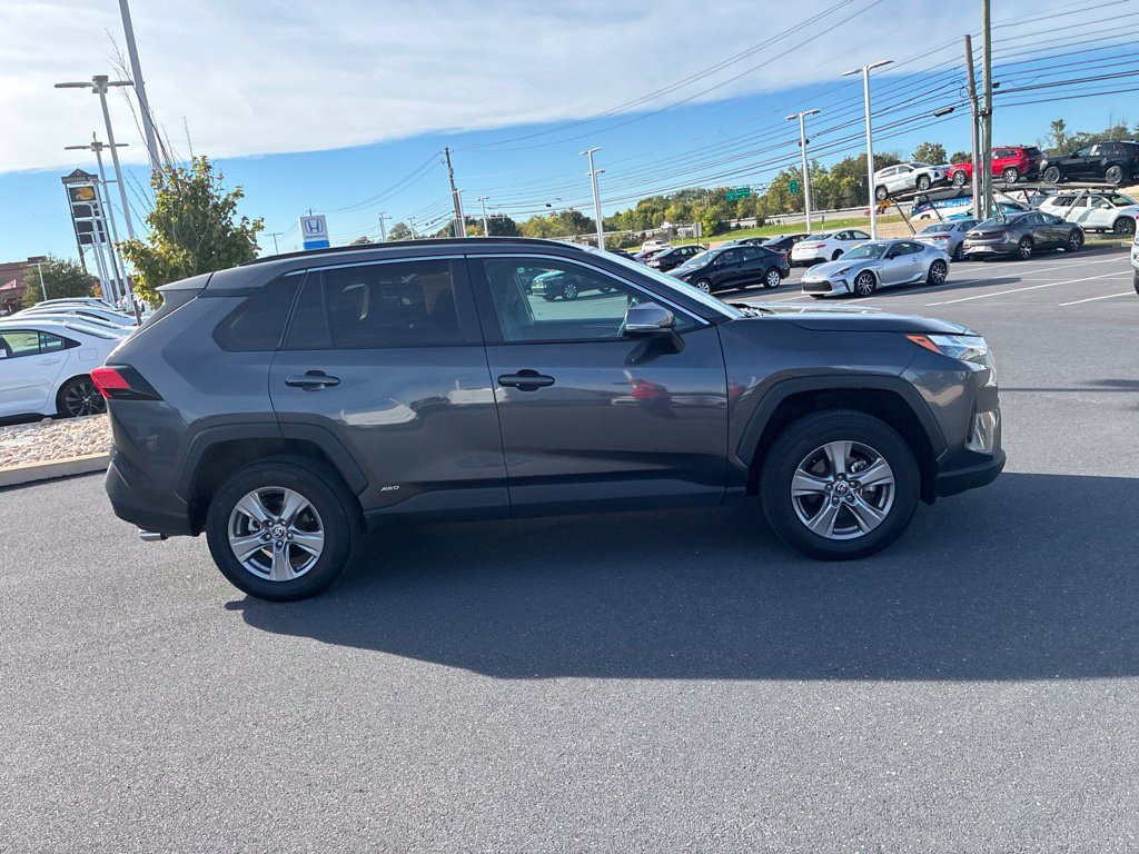 Used 2025 Toyota RAV4 XLE AWD/4WD image 5