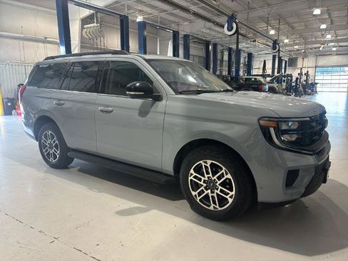 Certified 2025 Ford Expedition Active AWD/4WD image 3